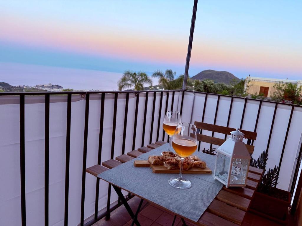Casa Mirea — Terrazza al tramonto con vista mare, Lipari