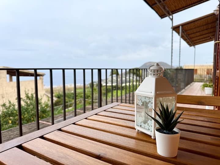 Vista mare dalla terrazza — Lipari, Isole Eolie